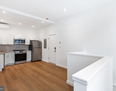 709 S 19th Street - Photo Thumbnail 2