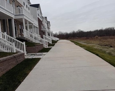 905 Platinum Drive - Photo Thumbnail 2