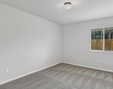 202 Paul Azinger Ct - Photo Thumbnail 2