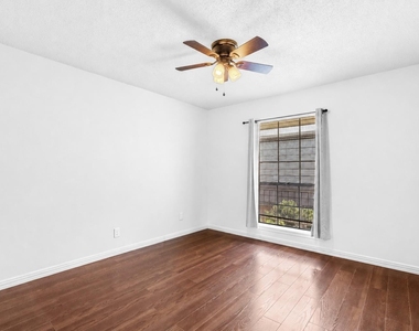 2425 Ashdale Dr - Photo Thumbnail 5