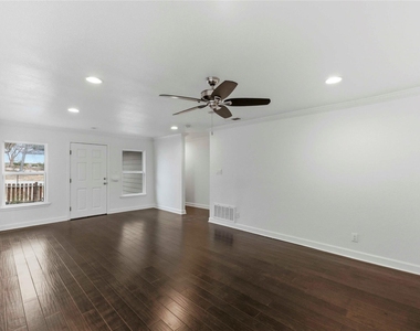 1909 Crooked Ln - Photo Thumbnail 4