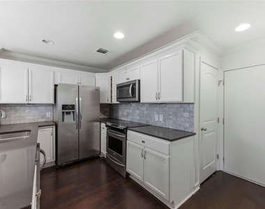 1909 Crooked Ln - Photo Thumbnail 8