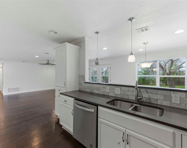 1909 Crooked Ln - Photo Thumbnail 2