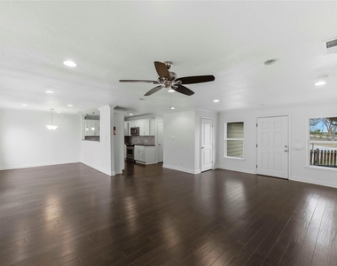 1909 Crooked Ln - Photo Thumbnail 5