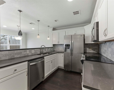 1909 Crooked Ln - Photo Thumbnail 7