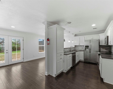 1909 Crooked Ln - Photo Thumbnail 6