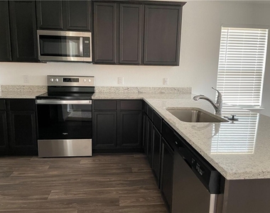 100 Fairfax Ln - Photo Thumbnail 33