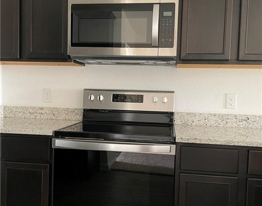100 Fairfax Ln - Photo Thumbnail 31