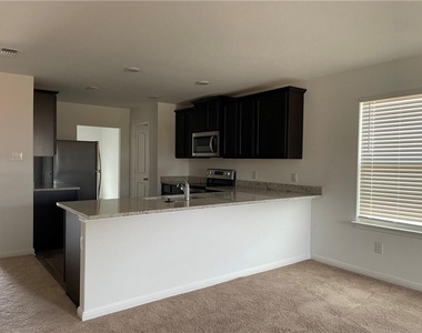 100 Fairfax Ln - Photo Thumbnail 27