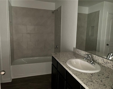 100 Fairfax Ln - Photo Thumbnail 23