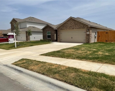 100 Fairfax Ln - Photo Thumbnail 4