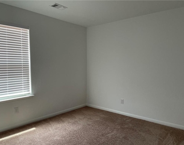 100 Fairfax Ln - Photo Thumbnail 20