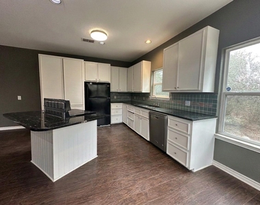 15401 Lariat Trl - Photo Thumbnail 31