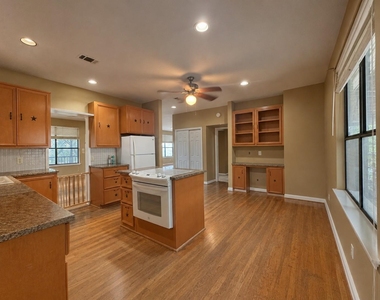 15401 Lariat Trl - Photo Thumbnail 6