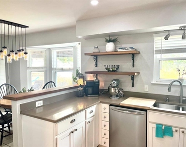 7107 Seneca Cir - Photo Thumbnail 10