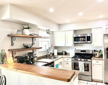 7107 Seneca Cir - Photo Thumbnail 9