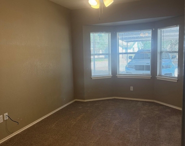 319 Charles St - Photo Thumbnail 13