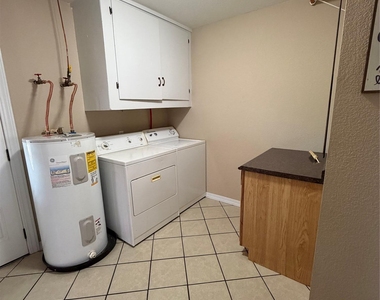 319 Charles St - Photo Thumbnail 11