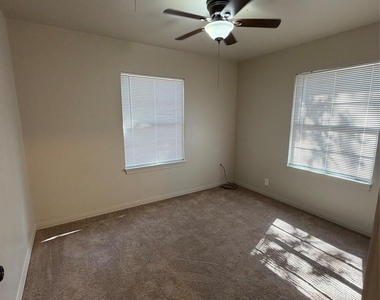 319 Charles St - Photo Thumbnail 6