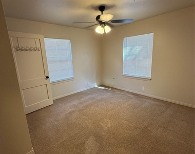 319 Charles St - Photo Thumbnail 5