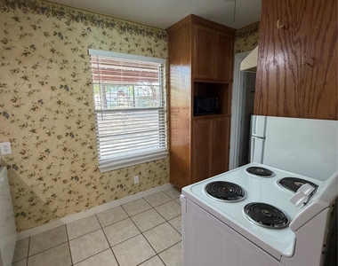 319 Charles St - Photo Thumbnail 8