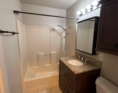319 Charles St - Photo Thumbnail 4