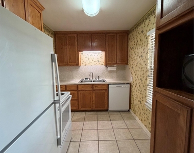 319 Charles St - Photo Thumbnail 10