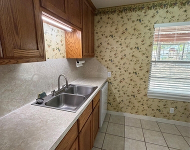319 Charles St - Photo Thumbnail 9
