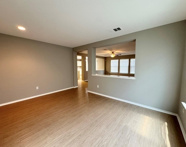 109 Kendall Cv - Photo Thumbnail 3