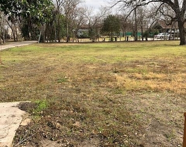 734 Trinity St - Photo Thumbnail 9