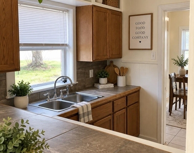 734 Trinity St - Photo Thumbnail 2