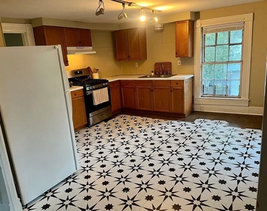 706 W 32nd St - Photo Thumbnail 2