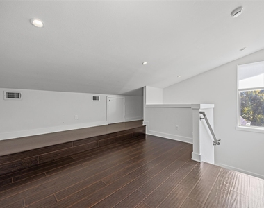 502 W 51st St - Photo Thumbnail 21