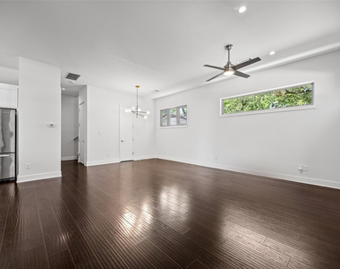 502 W 51st St - Photo Thumbnail 16