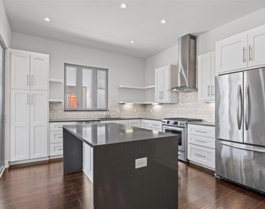 502 W 51st St - Photo Thumbnail 4
