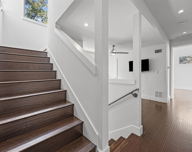 502 W 51st St - Photo Thumbnail 9