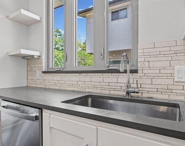 502 W 51st St - Photo Thumbnail 6