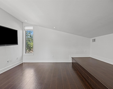 502 W 51st St - Photo Thumbnail 10