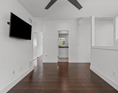 502 W 51st St - Photo Thumbnail 11