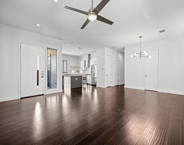 502 W 51st St - Photo Thumbnail 8