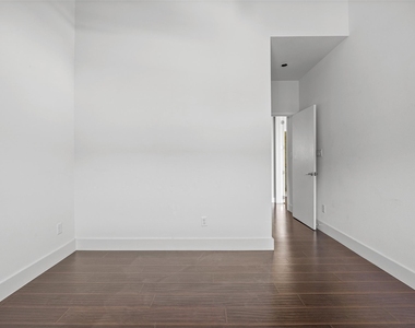 502 W 51st St - Photo Thumbnail 20