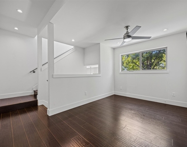 502 W 51st St - Photo Thumbnail 12