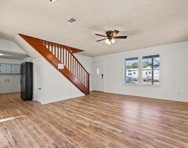 205 Cisneros St - Photo Thumbnail 2