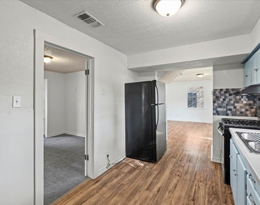 205 Cisneros St - Photo Thumbnail 4