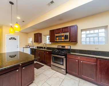 7554 N Claremont Avenue - Photo Thumbnail 5