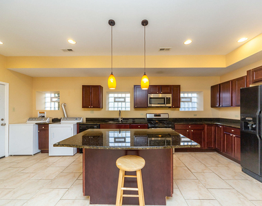 7554 N Claremont Avenue - Photo Thumbnail 4
