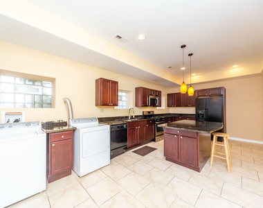 7554 N Claremont Avenue - Photo Thumbnail 6