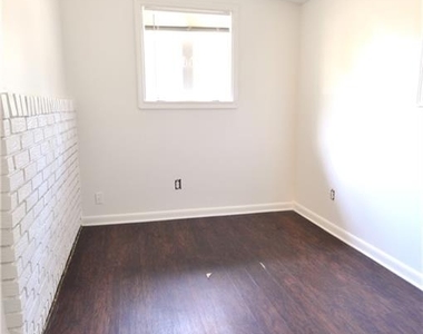 2351 Pinewood Drive - Photo Thumbnail 7