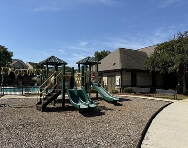 5085 Breezewood Circle - Photo Thumbnail 34