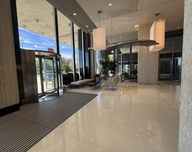 400 E Randolph Street - Photo Thumbnail 4